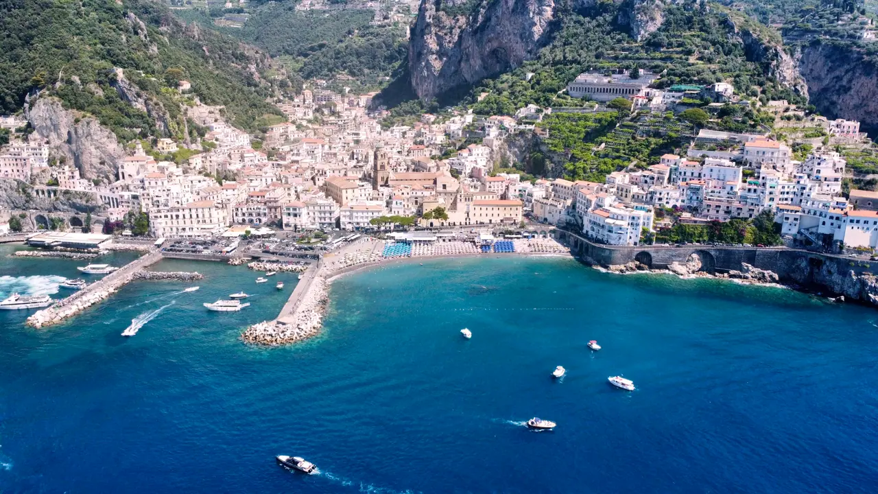 Zastávka v Amalfi: Koupání na slavné pláži – fotka 1