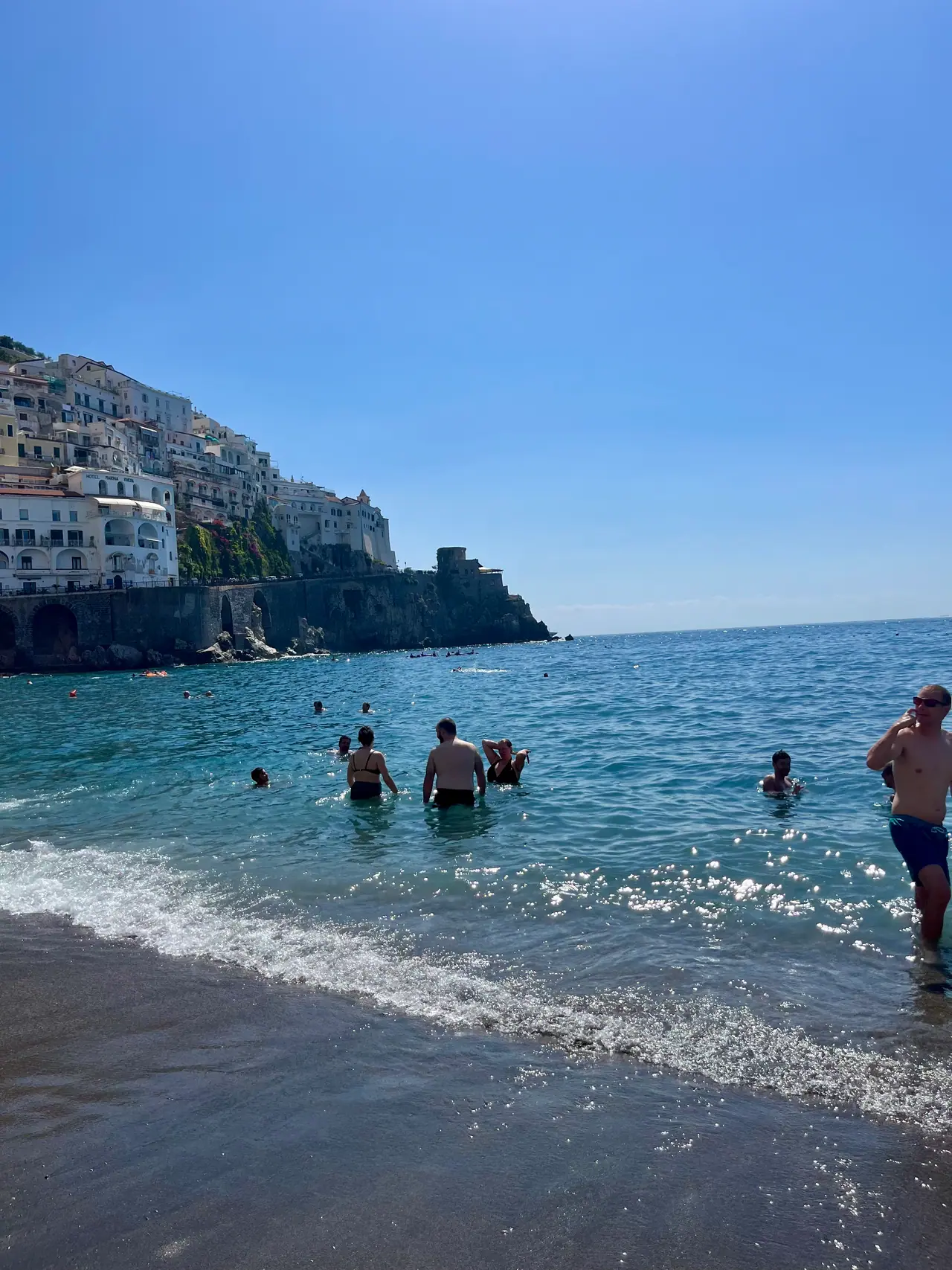 Zastávka v Amalfi: Koupání na slavné pláži – fotka 4
