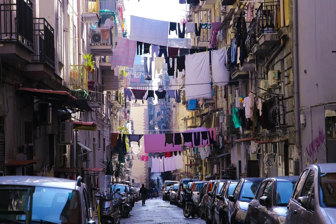 Tradiční pohled na sušící se prádlo v uličkách