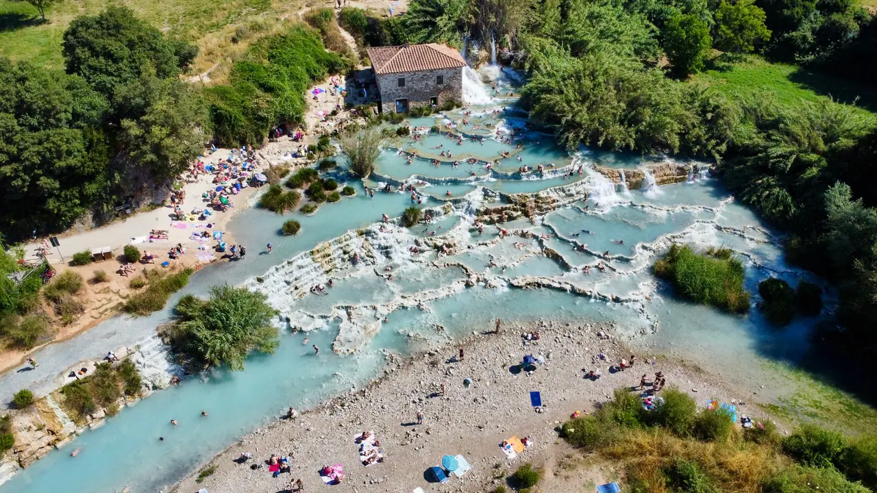 Lázně Saturnia v Toskánsku – přírodní termální prameny s kaskádami Cascate del Mulino