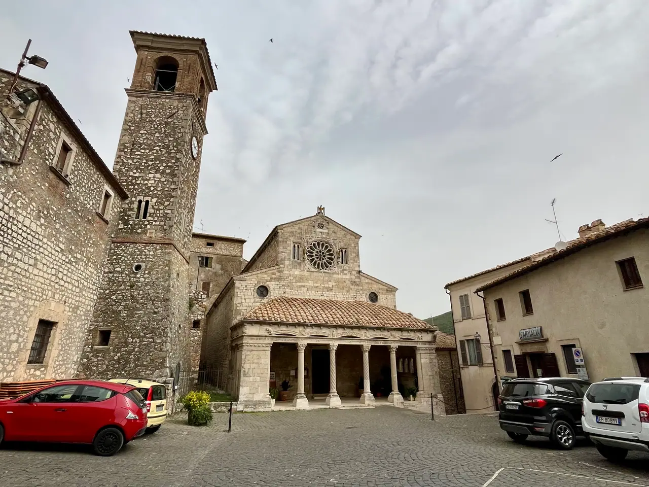 Pohled na Baziliku Santa Maria Assunta v Lugnano in Teverina – historická památka s úžasnou atmosférou. Titulek: Bazilika Santa Maria Assunta v celé své kráse