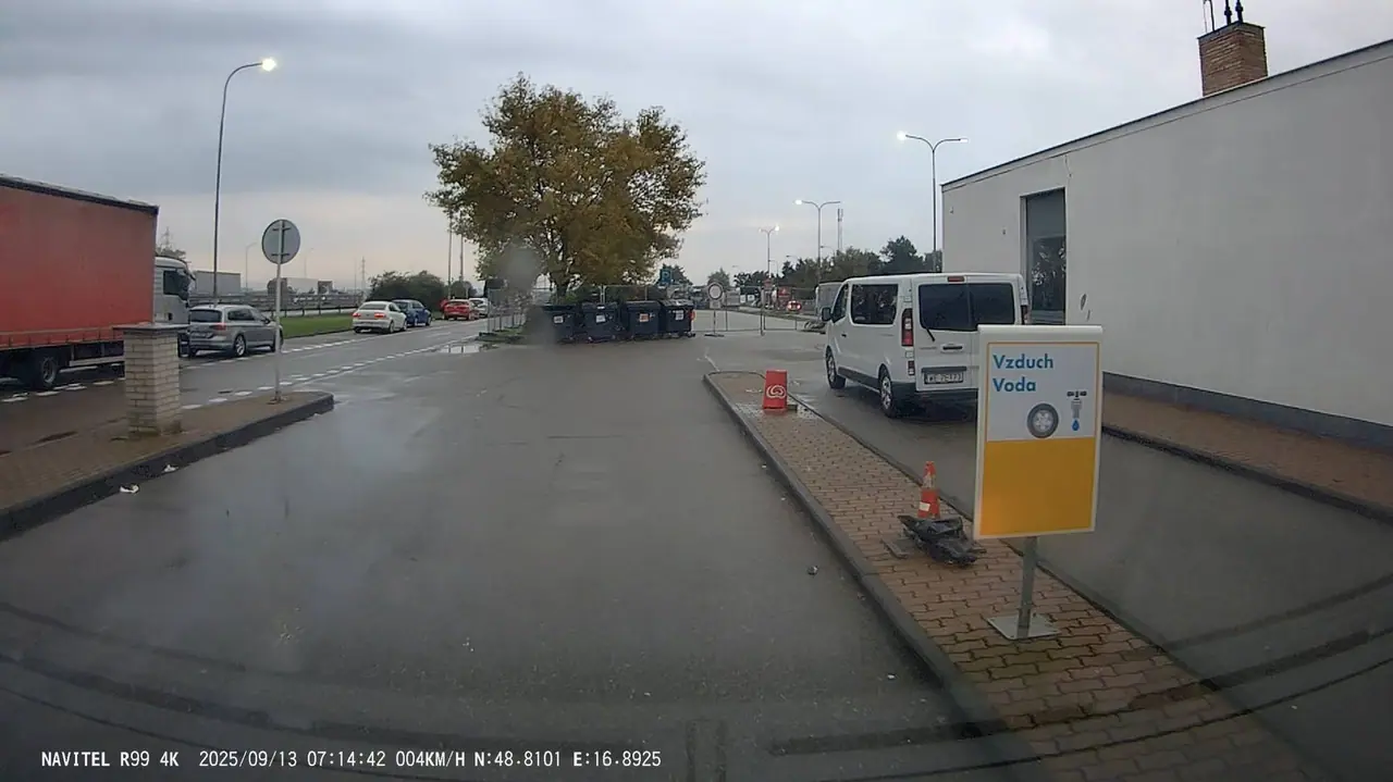 Zastávka na benzínce s automatem na vzduch a vodu během našeho prvního dne cesty po mokré silnici