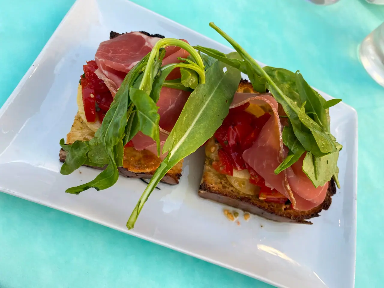 Bruschetta s čerstvými rajčaty, bazalkou a olivovým olejem podávaná v restauraci ve Vieste, Itálie