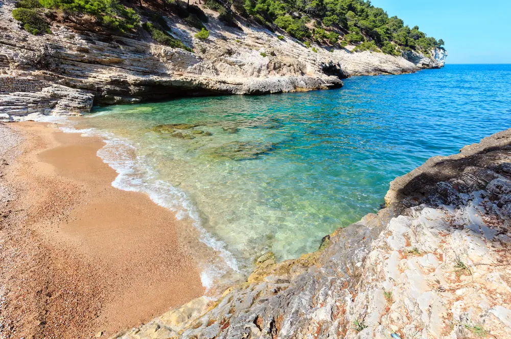 Skrytá zátoka Cala della Pergola s divokým pobřežím poblíž Vieste