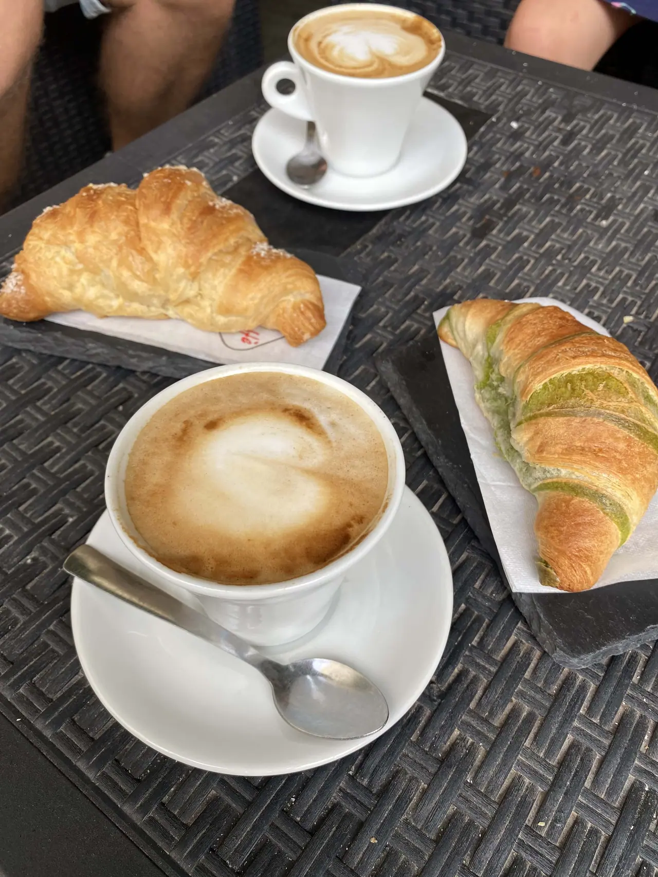 Dvě cappuccina a cornetti na stole v centru Lugnano in Teverina. Pistáciové je naprosto nejlepší!