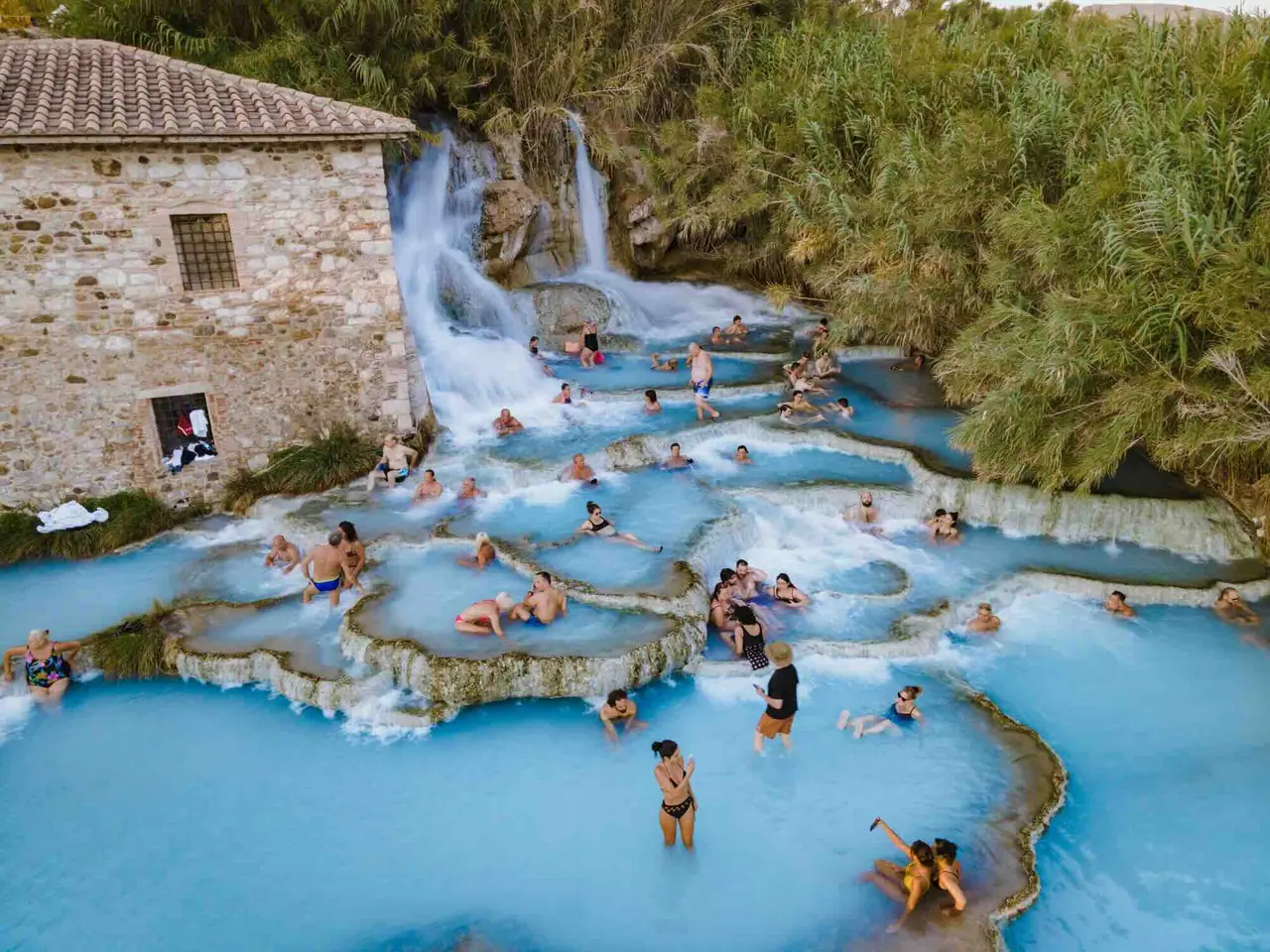 Vodopád Cascate del Mulino v Saturnii, kde se minerální voda vlévá do skalních bazénků