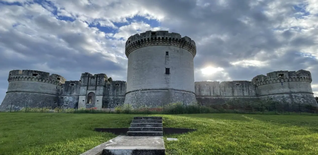 Kruhové věže nedokončeného hradu Castello Tramontano v Mateře