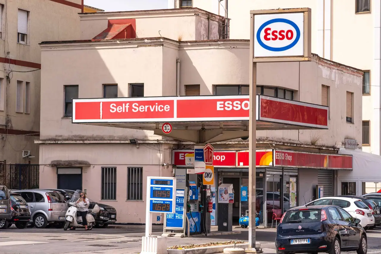 Čerpací stanice Esso v italském městě s cenami nafty 1,459 a benzínu 1,629 eur za litr na digitálním panelu