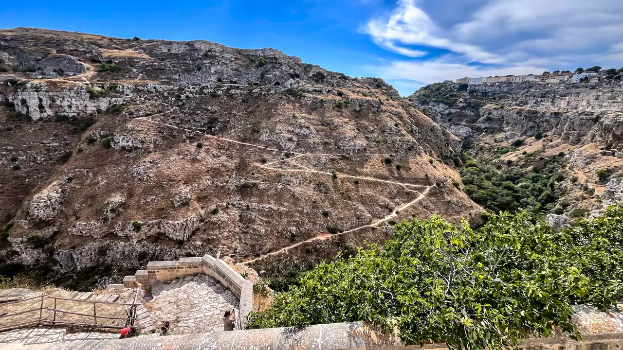 Pohled do údolí Gravina z pěší stezky vedoucí k tibetskému mostu