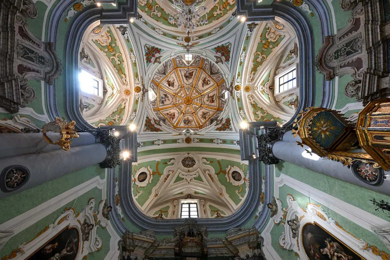 Barokní fasáda kostela Chiesa del Purgatorio z 18. století v Mateře zdobená motivy lebek a kosterních hlav připomínajících pomíjivost života