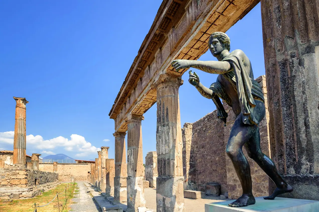 Chrám Apollona v Pompejích se sloupy a výhledem na Vesuv