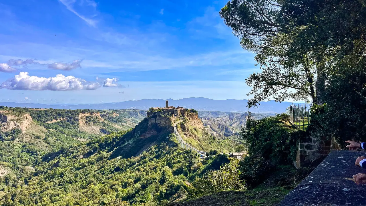 Civita di Bagnoregio na skalním ostrohu nad údolím Calanchi