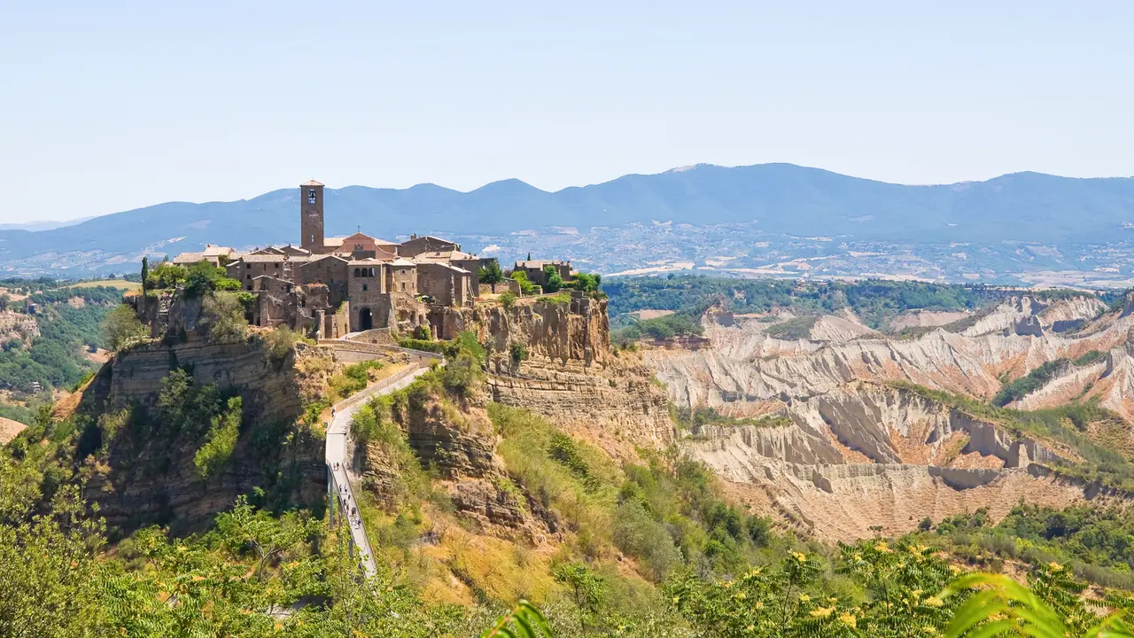 Civita di Bagnoregio nad údolím Calanchi