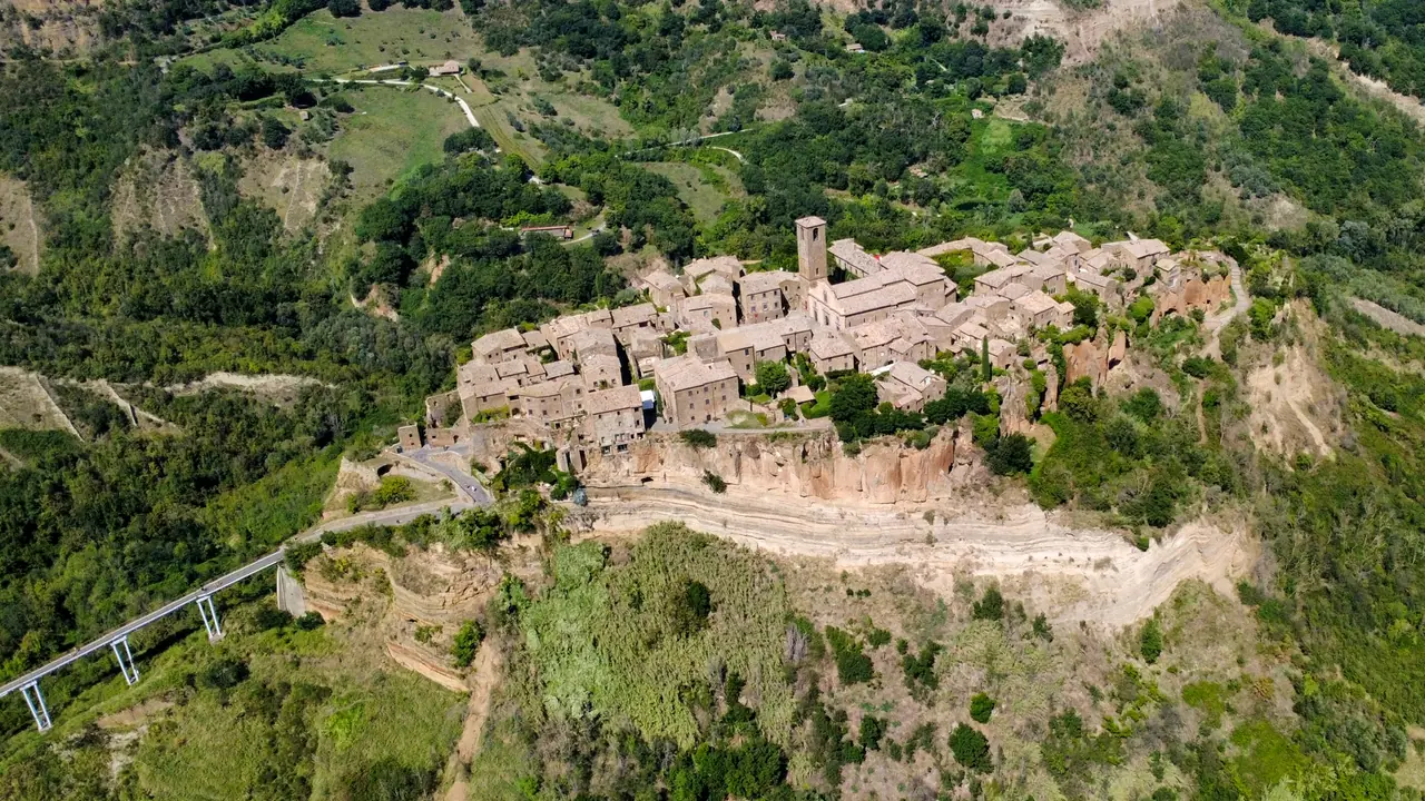 Dronová panorama Civity di Bagnoregio a údolí Calanchi