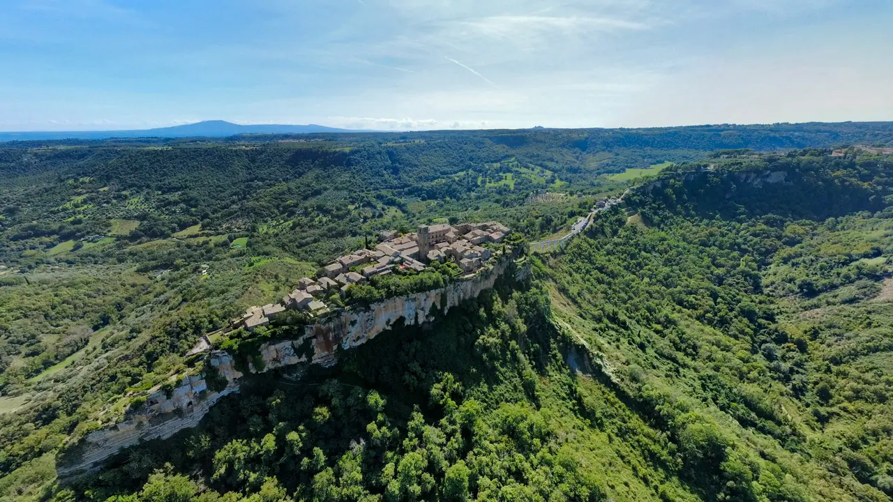 Civita di Bagnoregio a údolí Calanchi z dronu