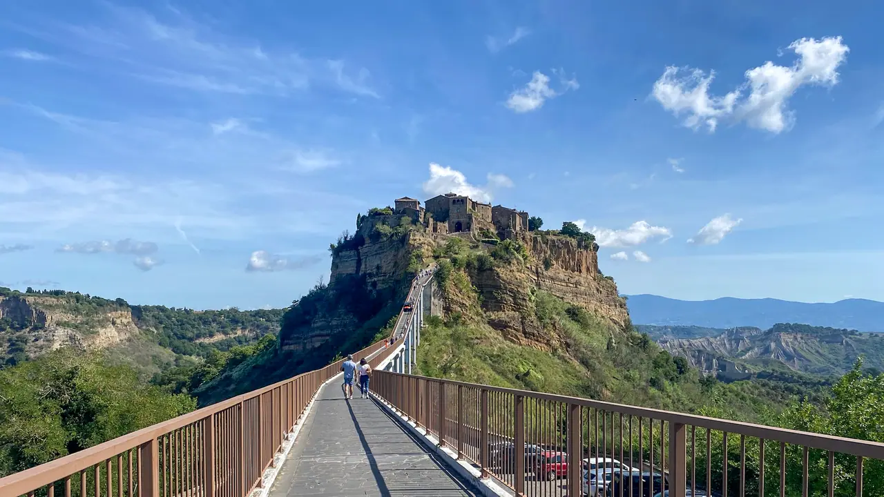 Pěší most vedoucí ke Civitě di Bagnoregio