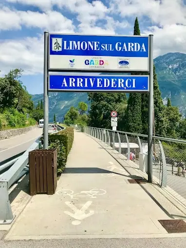 Brána a cedule loučící se s Limone sul Garda, označující začátek cyklostezky