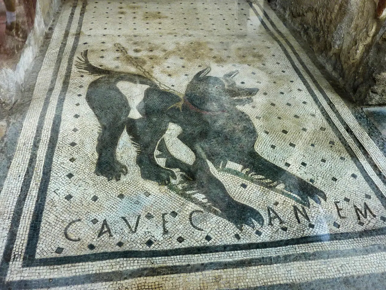 Mozaika s nápisem „Cave Canem“ u vchodu do Domu tragického básníka v Pompejích