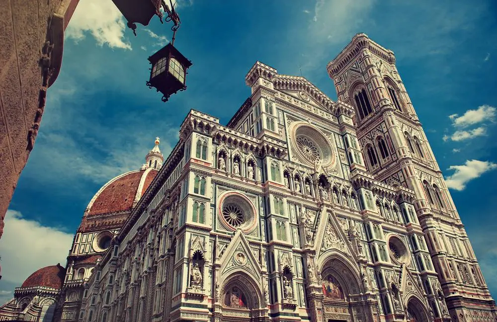 Florentská katedrála Santa Maria del Fiore s Brunelleschiho kupolí a Giottovou zvonicí za jasného jarního odpoledne s bílými mraky