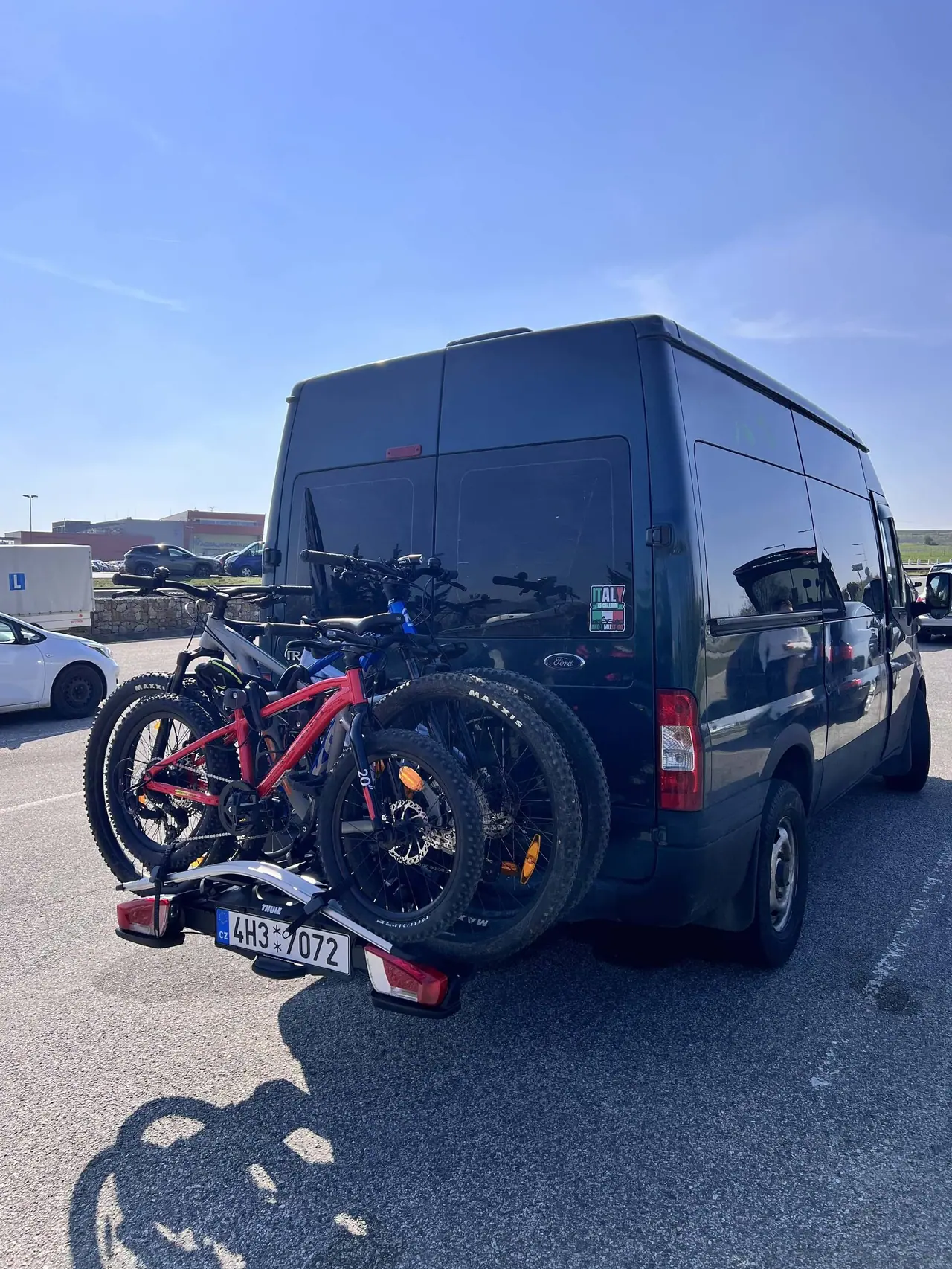 Náš Ford Transit s nosičem Thule VeloCompact na tažném zařízení, na kterém máme připevněná dvě horská kola během cesty po Itálii