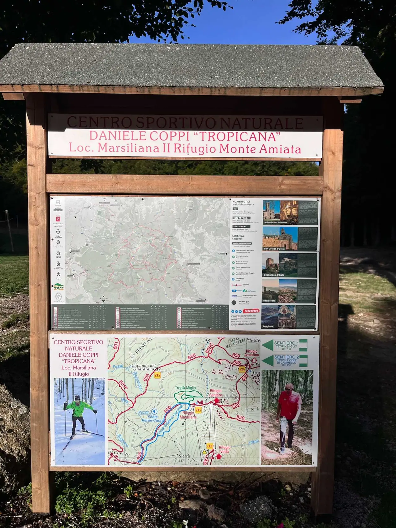 Dřevěná informační tabule s mapami turistických tras a lyžařských běžeckých tratí v oblasti Monte Amiata v jižní Toskánsku