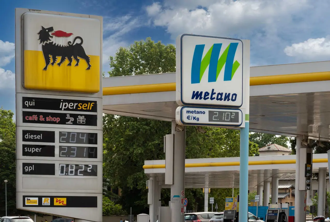 Italská čerpací stanice Eni s cenami nafty 2,04, super 2,31, GPL 0,82 a metanu 2,10 eur za kilogram