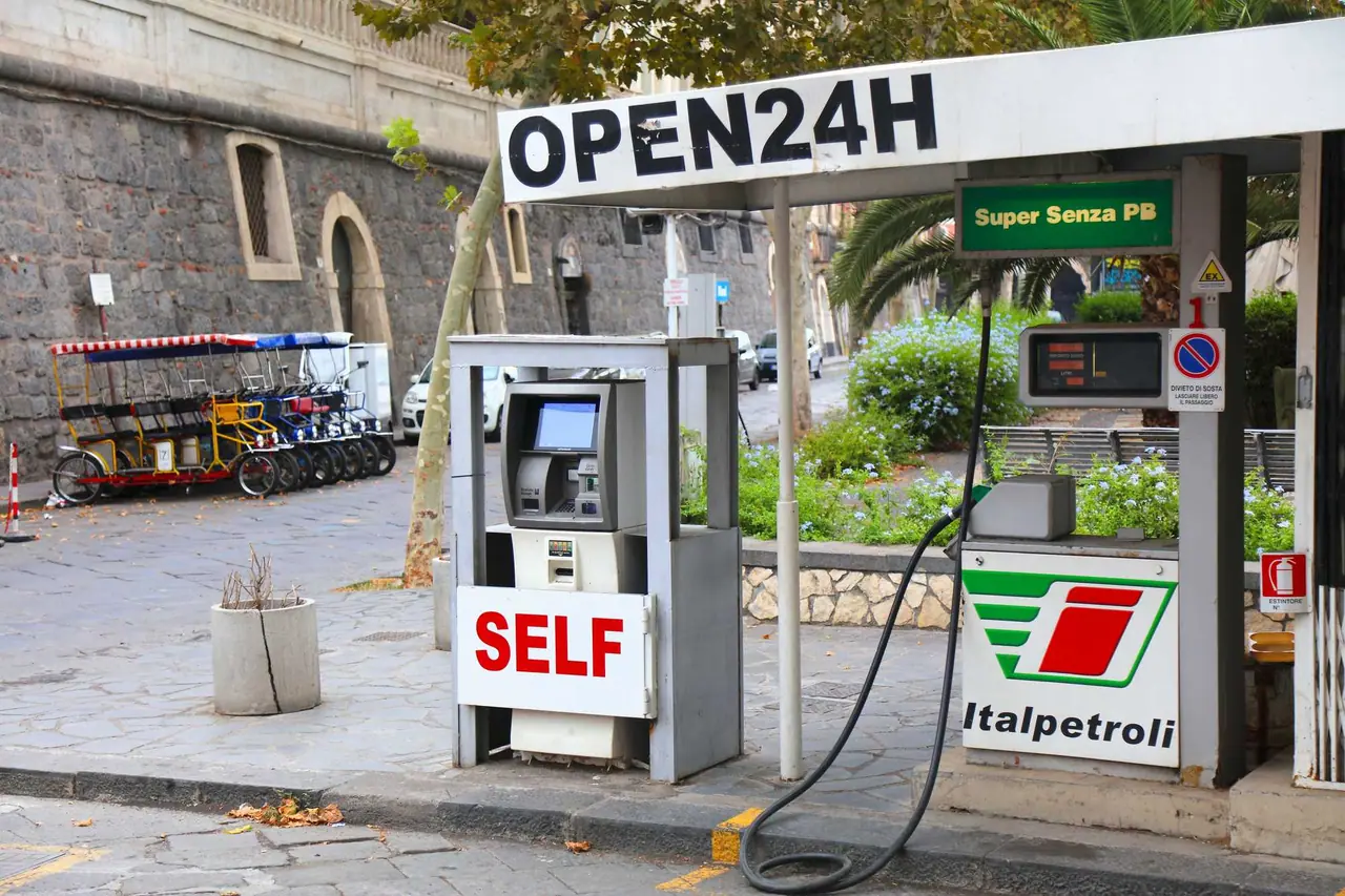 Samoobslužná čerpací stanice Italpetroli s automatem na platbu, otevřená 24 hodin denně, v italském městě