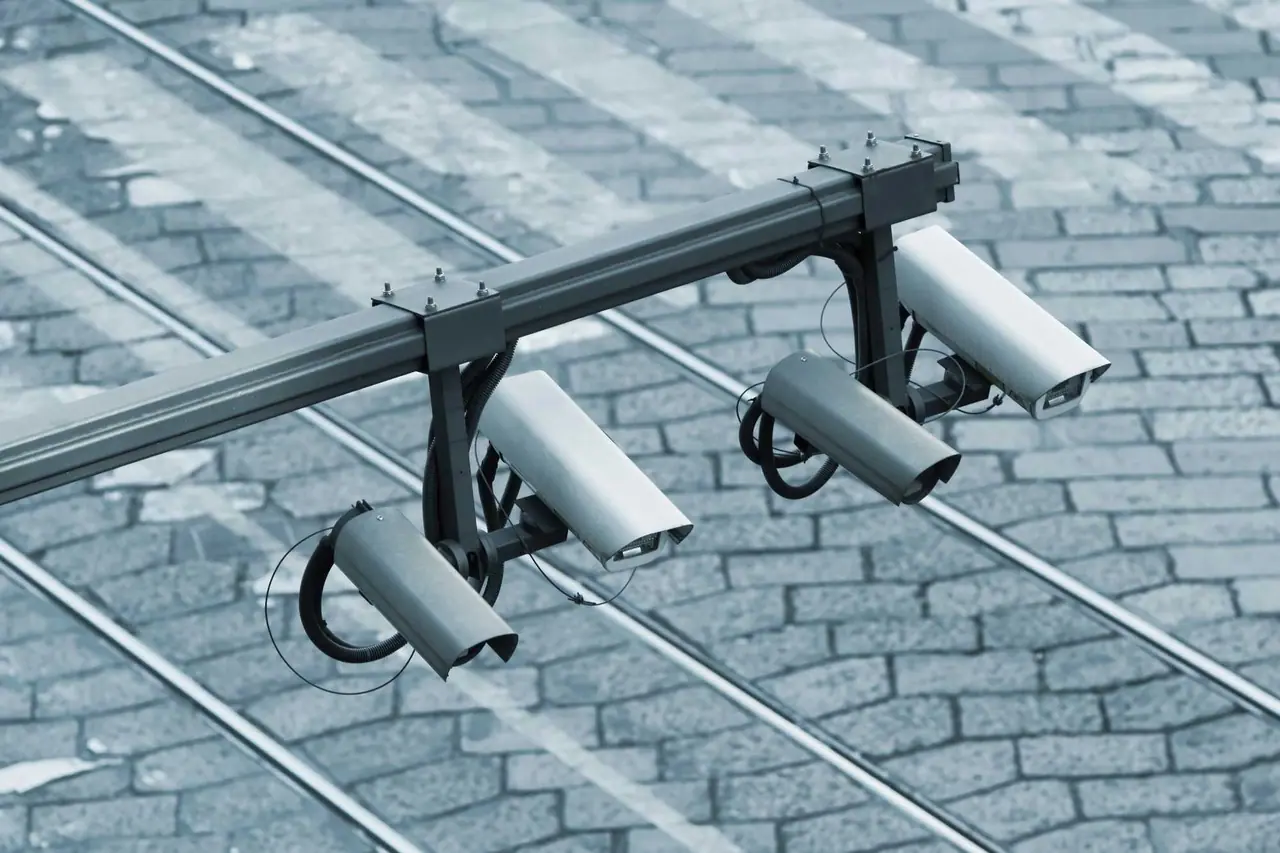 Bezpečnostní kamery hlídající vyhrazené pruhy pro tramvaje a autobusy na dlážděné ulici v italském městě