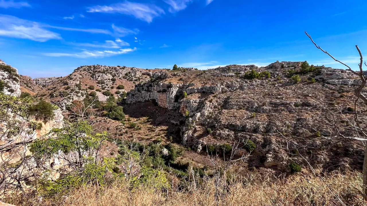 Přírodní kaňon Gravina oddělující město Matera od parku Murgia
