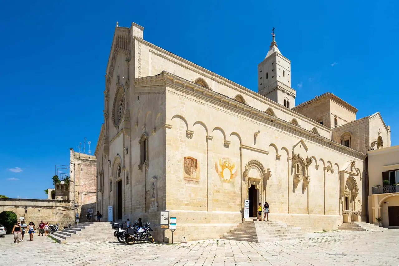 Románská katedrála Duomo di Matera se zvonicí