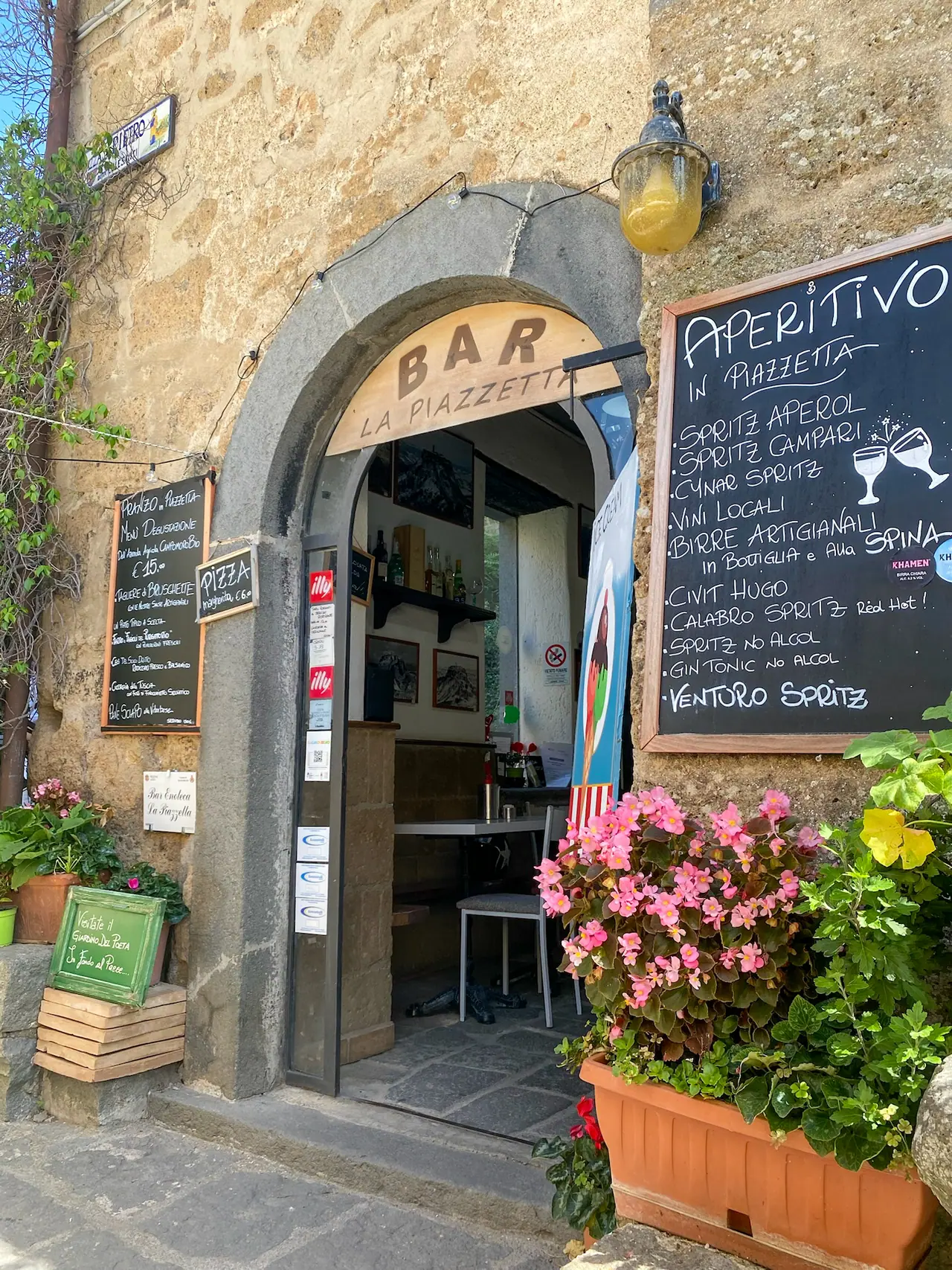 Kavárna La Piazzetta v Civitě di Bagnoregio