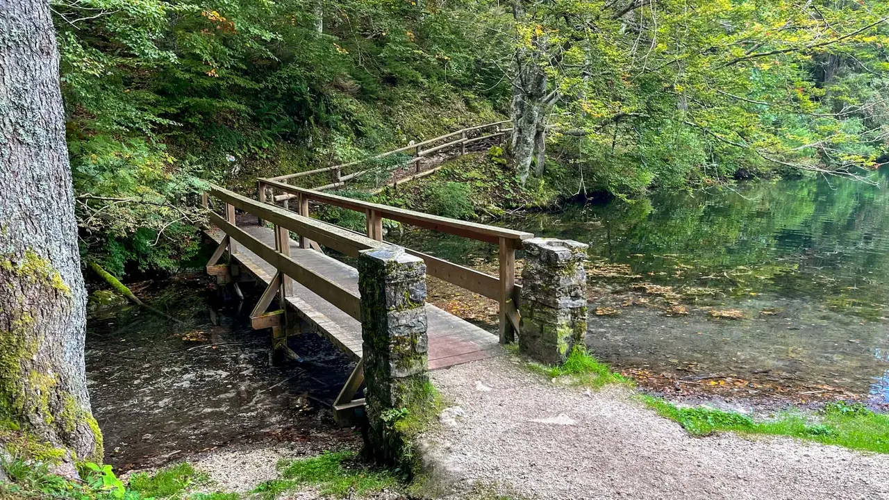 Dřevěná lávka na začátku stezky u Lago di Fusine Inferiore