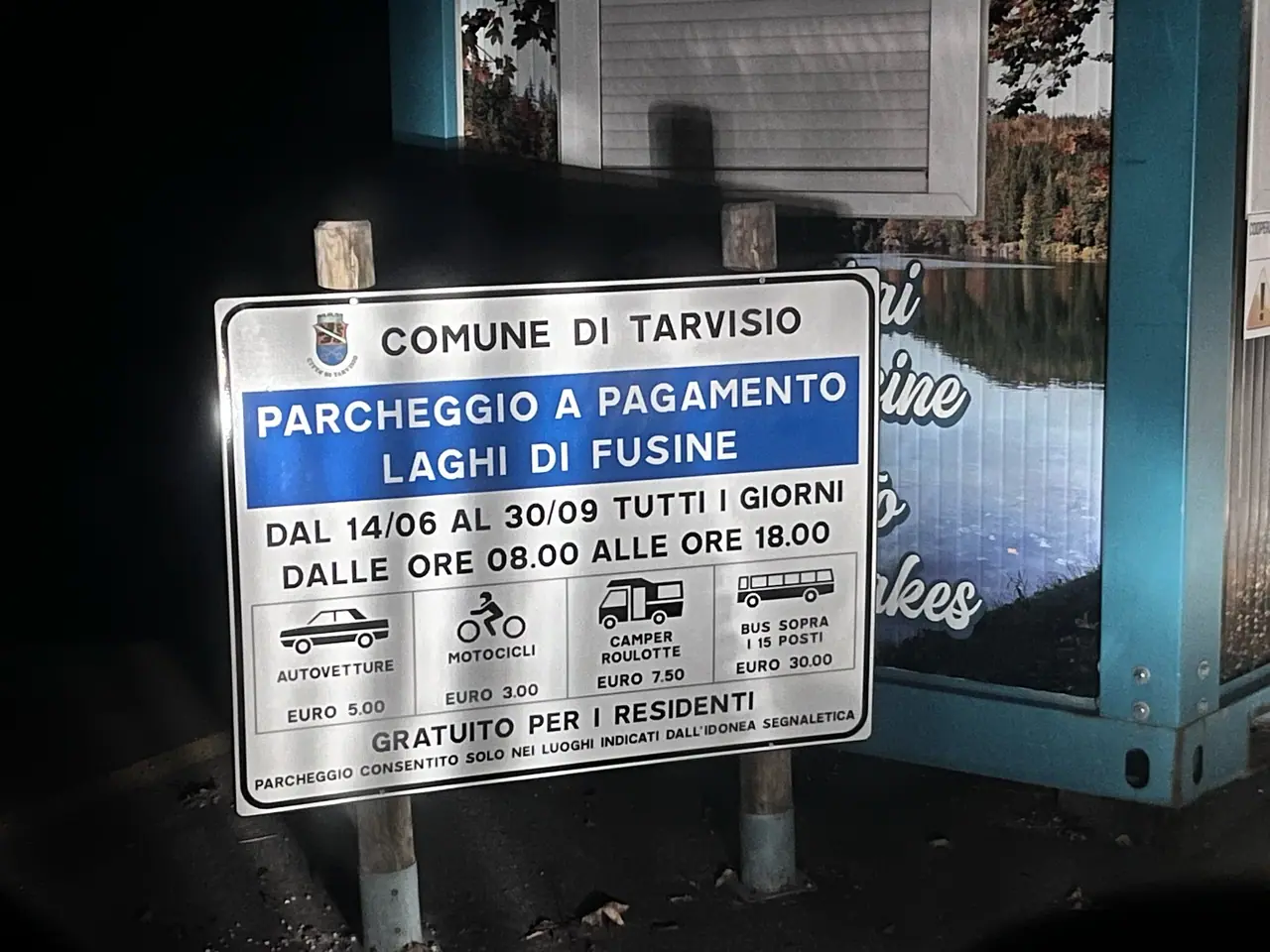 Fotka cedule s cenami za parkování u Lago di Fusine