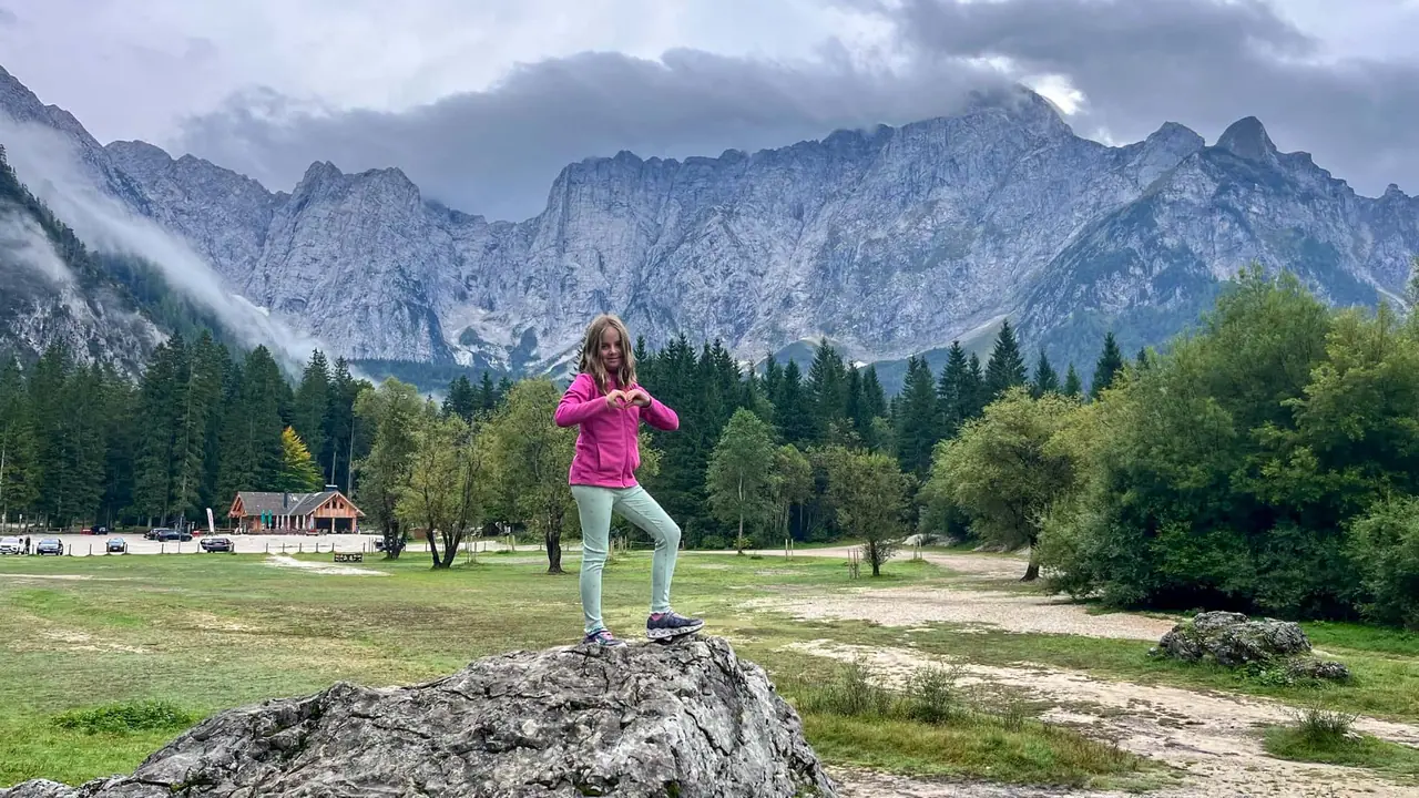 Holčička na skále na louce pod masivem Mangartu