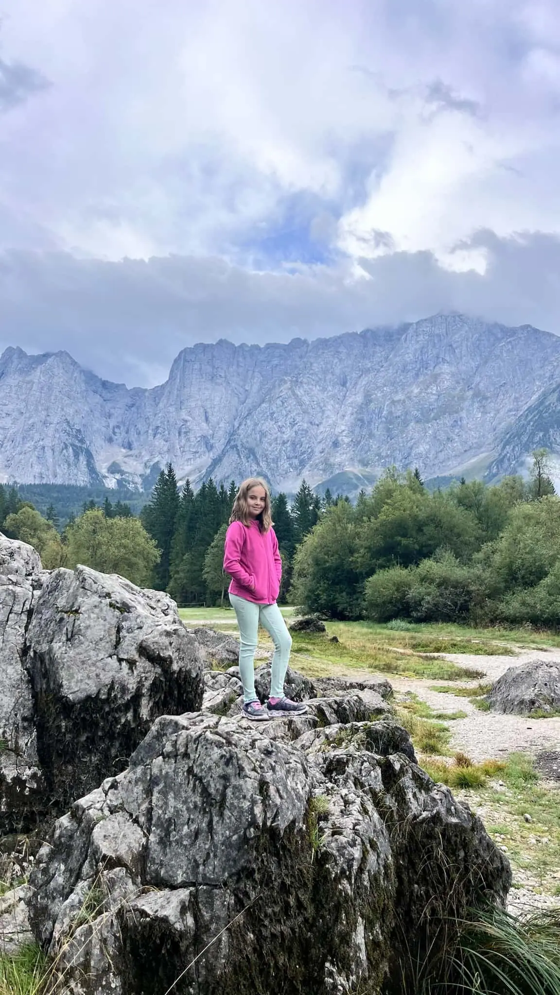 Holčička na skalách pod horami u jezer Fusine