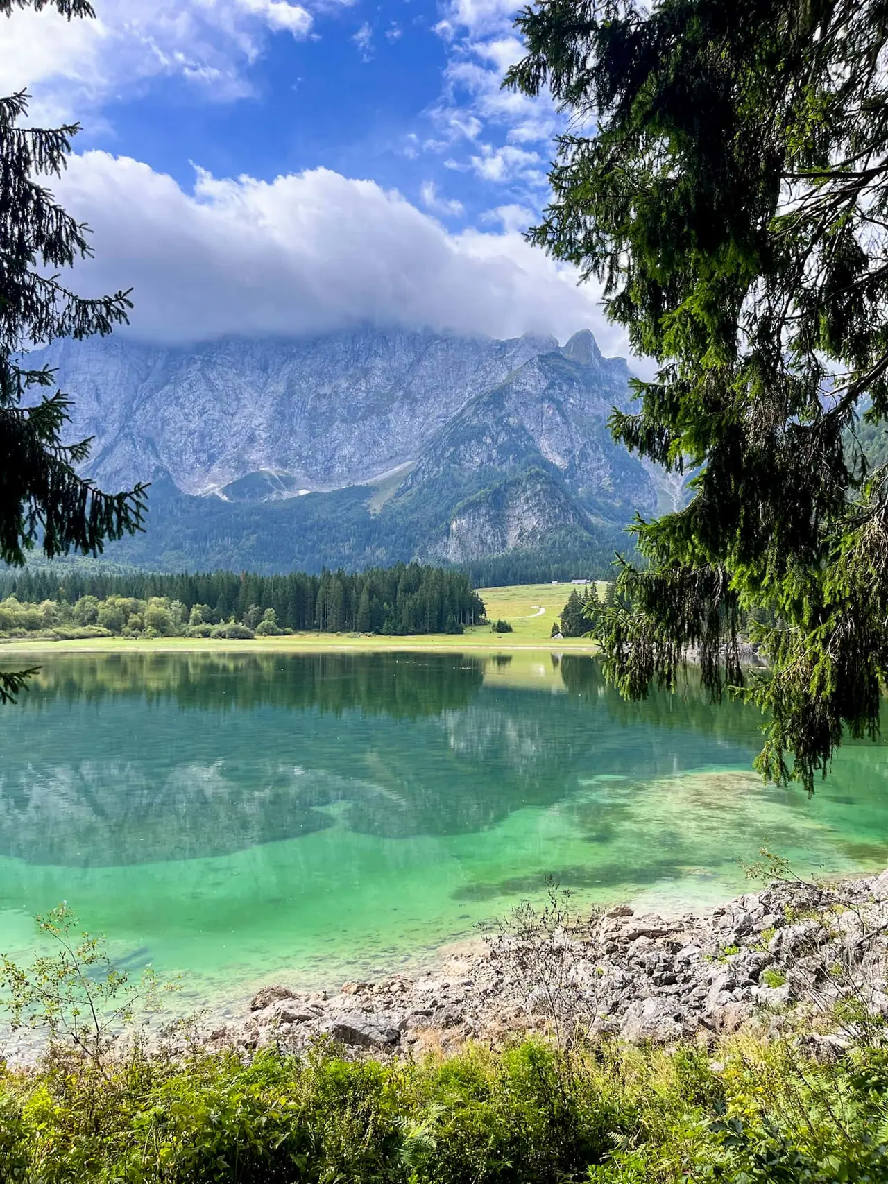 Odraz hor v hladině Lago di Fusine