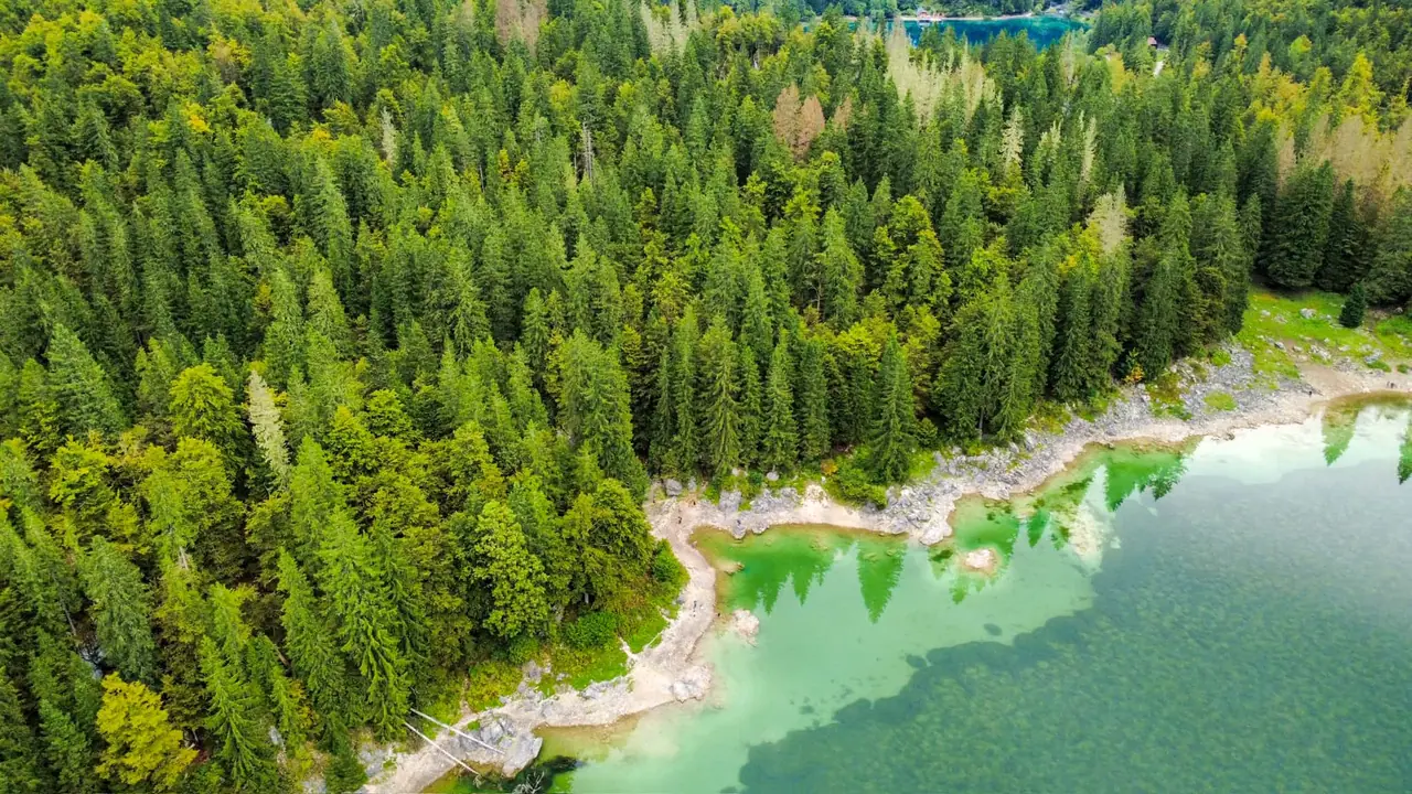 pohled na Lago di Fusine z výšky
