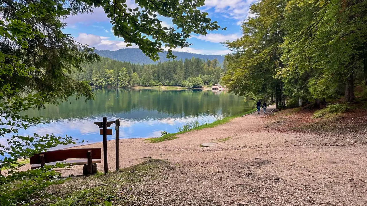 Přístupová cesta ke spodnímu jezeru Lago di Fusine obklopená přírodou