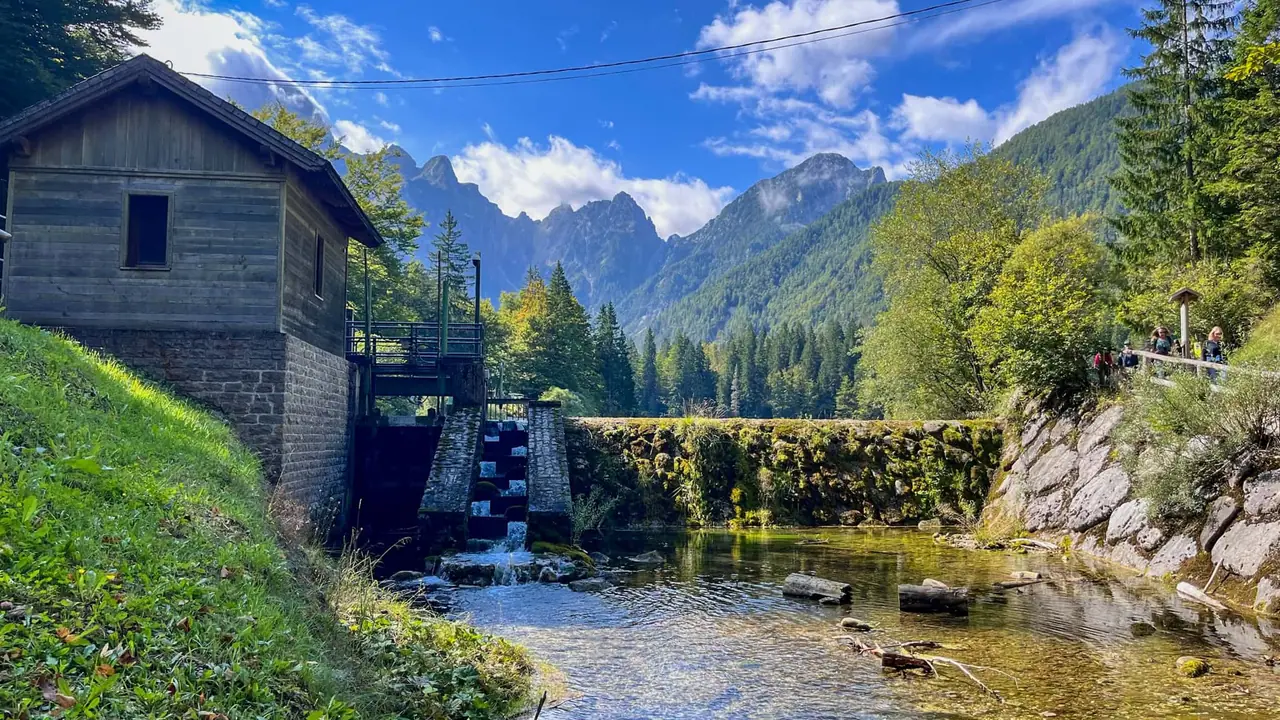 Stavidlo u spodního jezera Lago di Fusine v horském prostředí