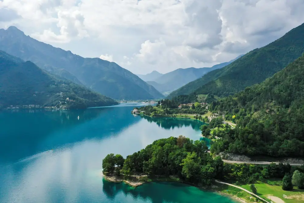 Záběr z dronu na lago di ledro