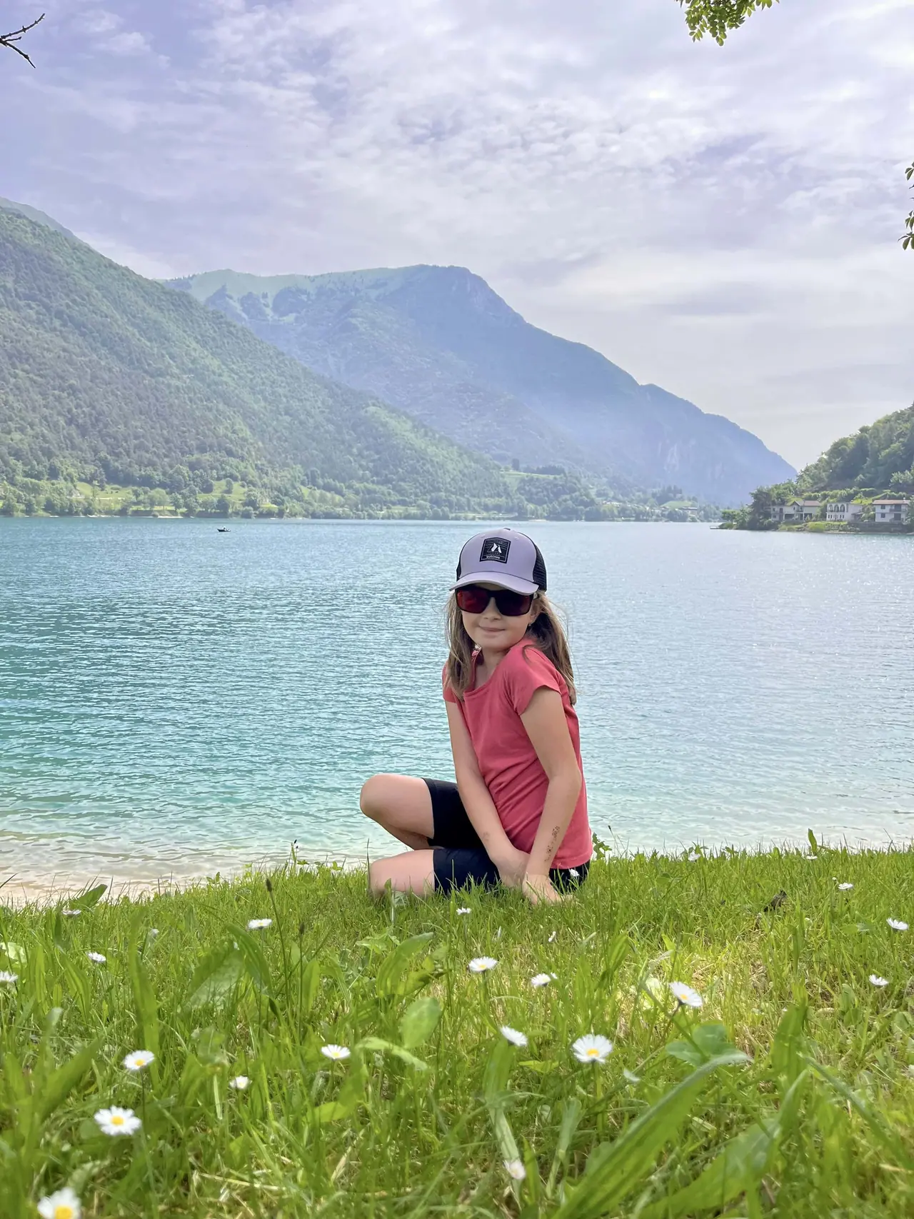 Nikolka u jezera Lago di Ledro s nádherným výhledem na hory