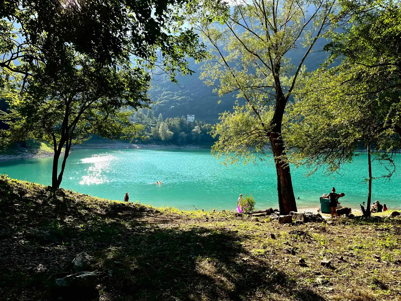 Pohled na jezero z břehu.