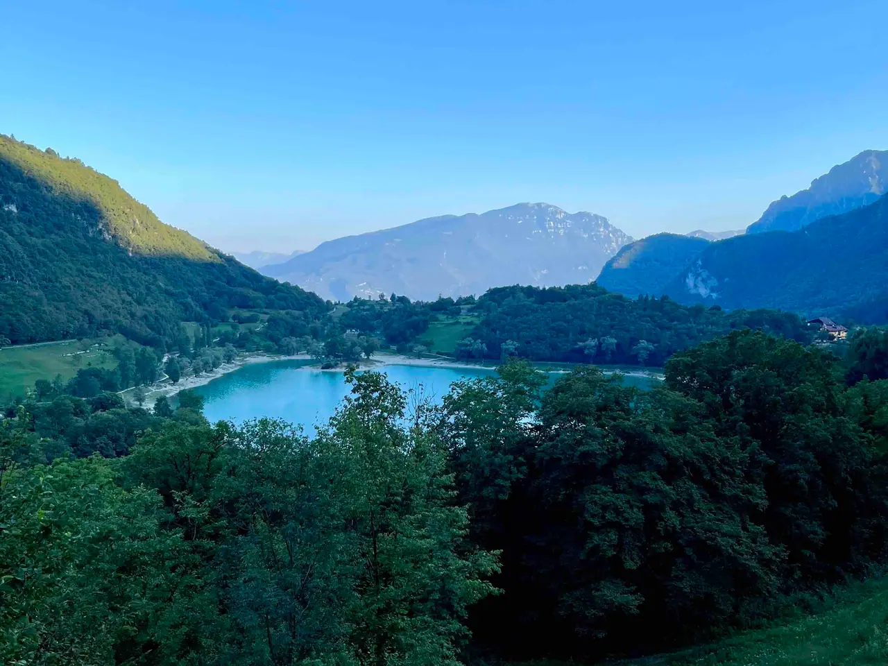 Lago di Tenno pohled z vrchního parkoviště