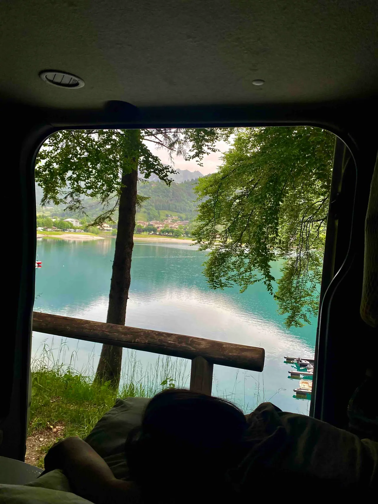 Výhled na jezero Lago di ledro z našeho auta.