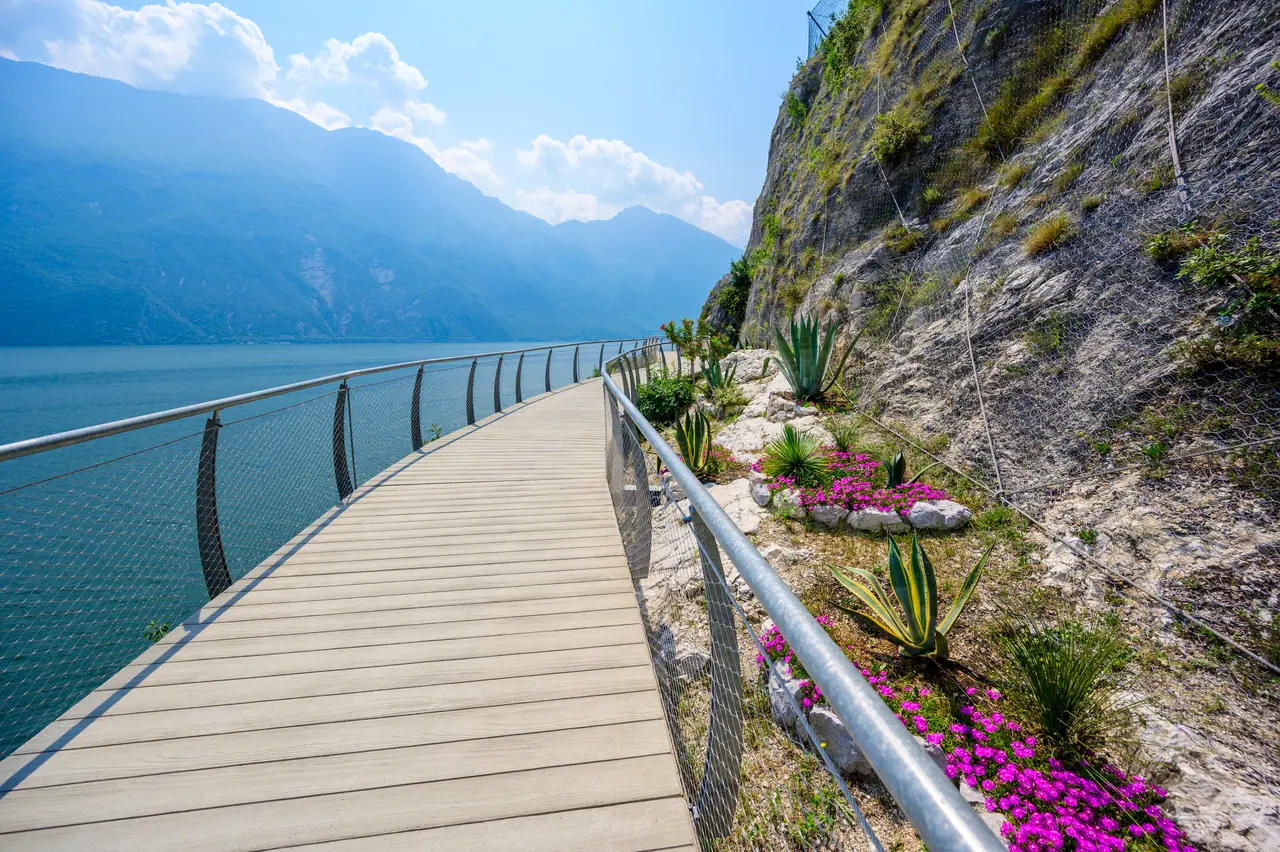 Lávka na cyklostezce v Limone sul Garda s výhledem na širší část jezera