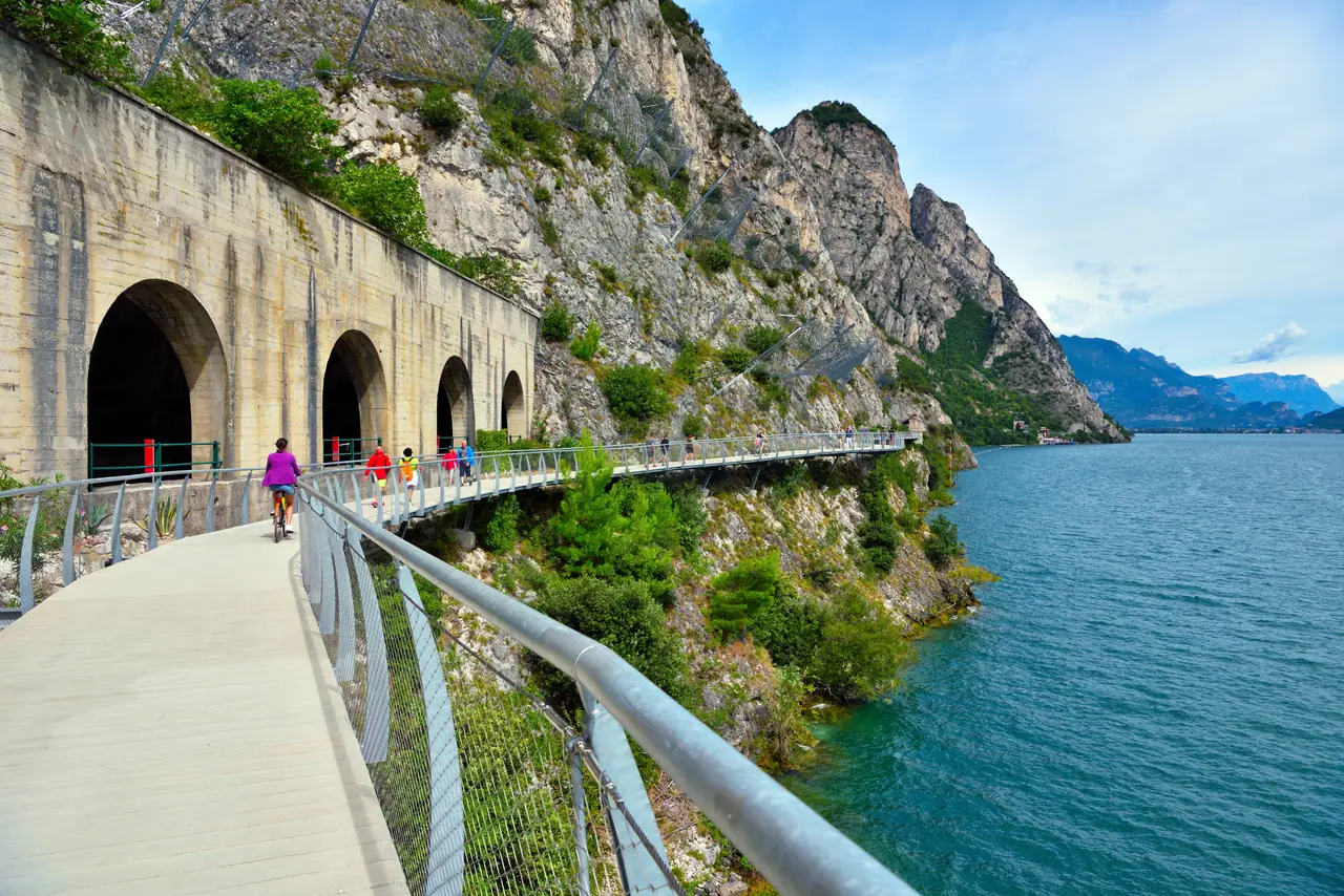 Lávka na cyklostezce v Limone sul Garda s výhledem na širší část jezera