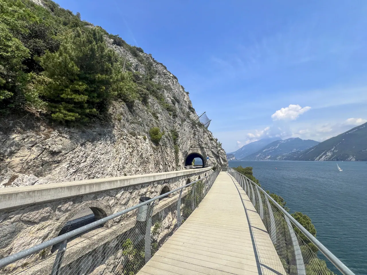 Lávka na cyklostezce v Limone sul Garda s výhledem na širší část jezera
