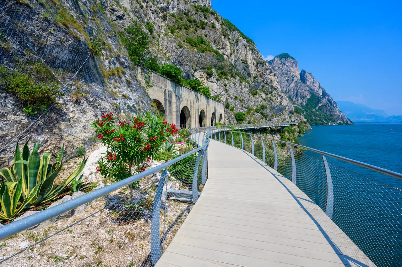 Lávka na cyklostezce v Limone sul Garda s výhledem na širší část jezera