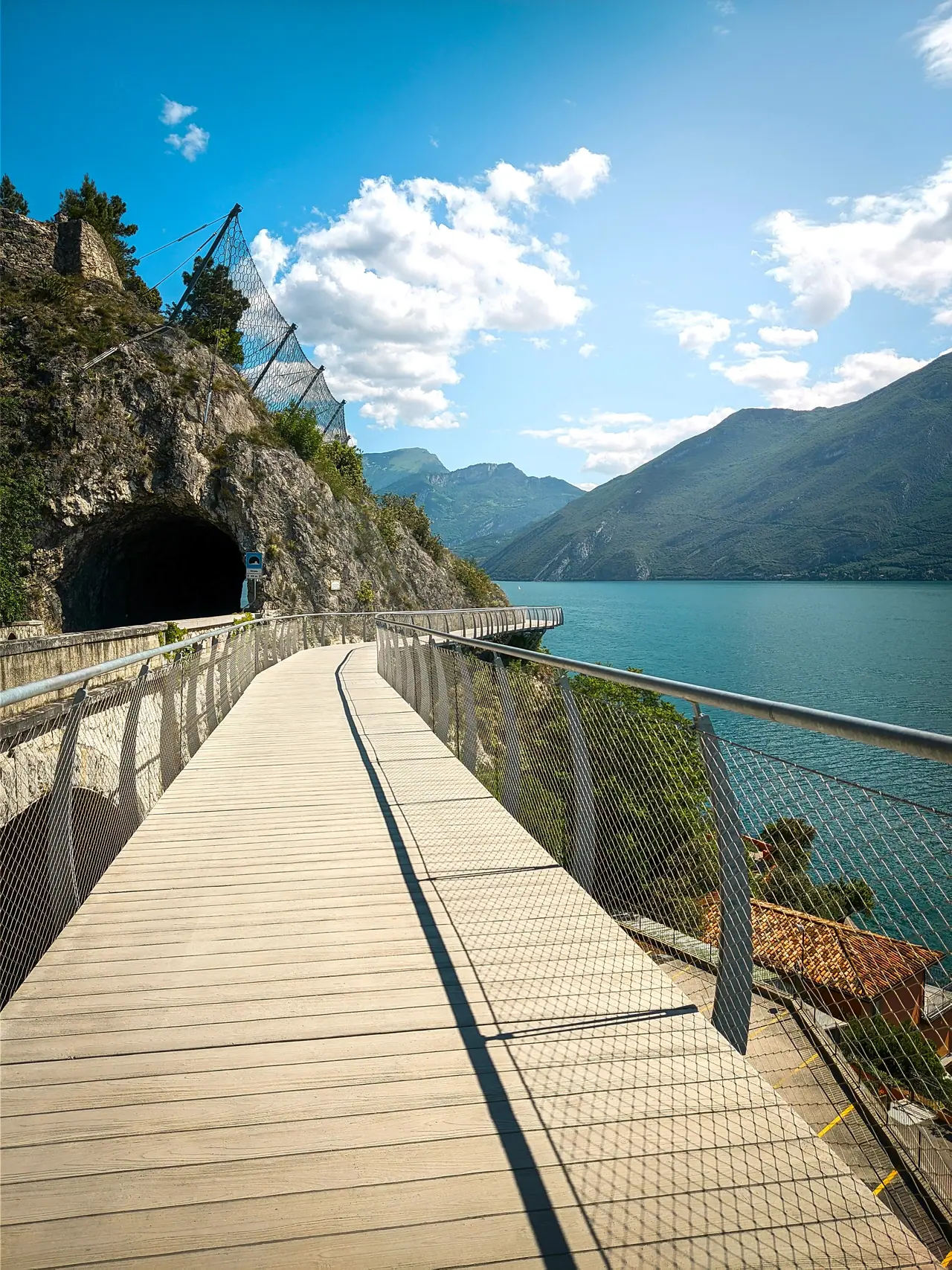 Lávka na cyklostezce v Limone sul Garda s výhledem na širší část jezera