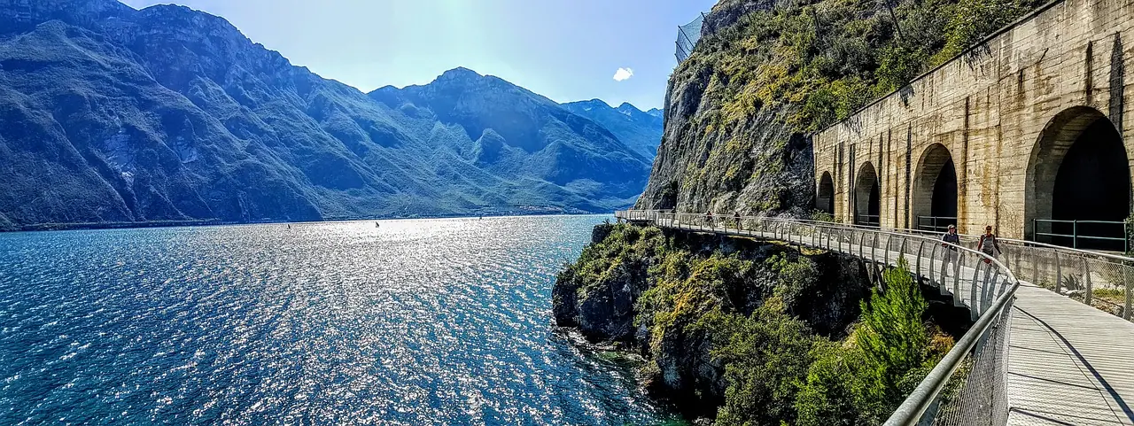 Cyklostezka Limone sul Garda s panoramatickým výhledem na jezero Garda a okolní hory.